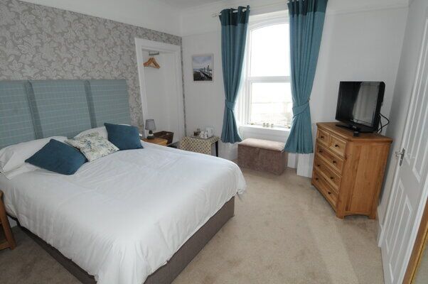 Bedroom Holborn Bedroom Holborn - en-suit - King Sized Bed